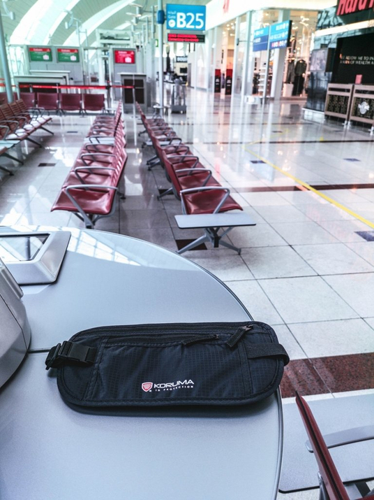 Dyskretna saszetka nerka podróżna na pas z ochroną RFID (brąz)