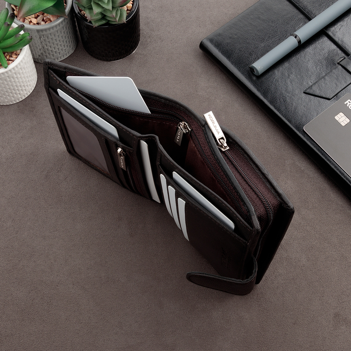 Pionowy portfel męski skórzany z zamkiem na monety oraz ochroną RFID (brązowy)