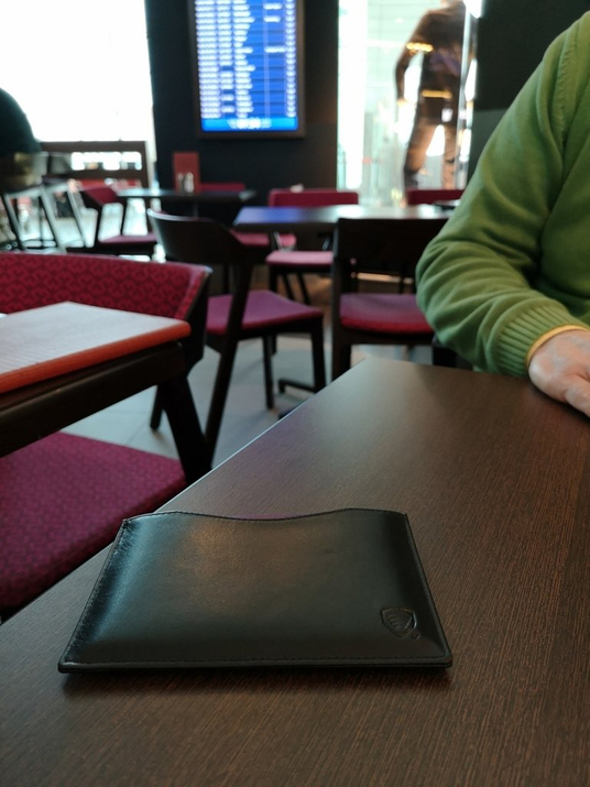Skórzane etui na paszport biometryczny (Czarny)