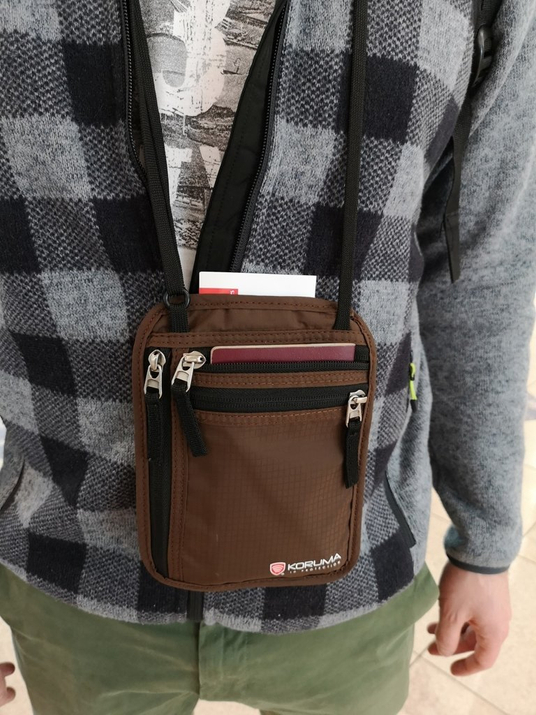 Dyskretna saszetka na pieniądze oraz paszport z ochroną RFID (czarny)